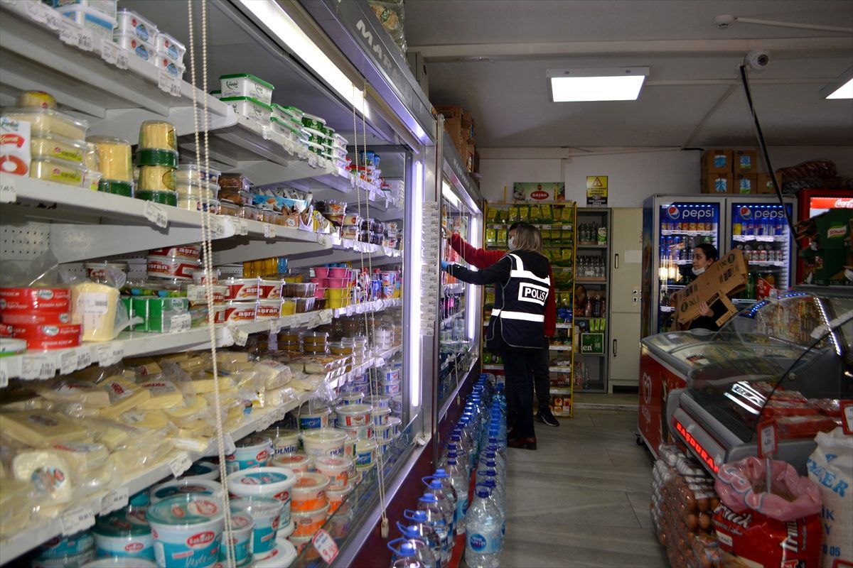 Balıkesir\'de evlerinden çıkmayan yaşlı vatandaşlara polisten destek