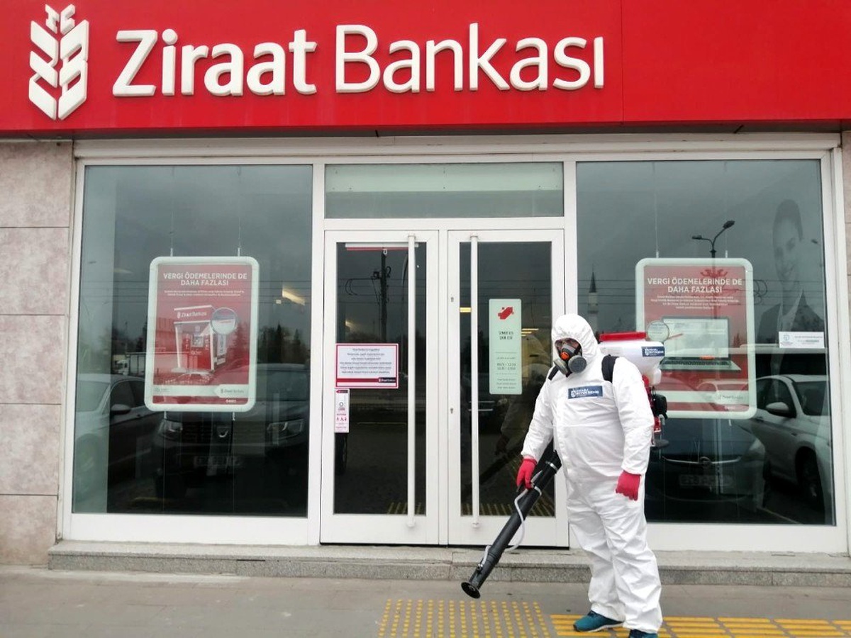 Banka şubeleri ve ATM\'ler dezenfekte ediliyor