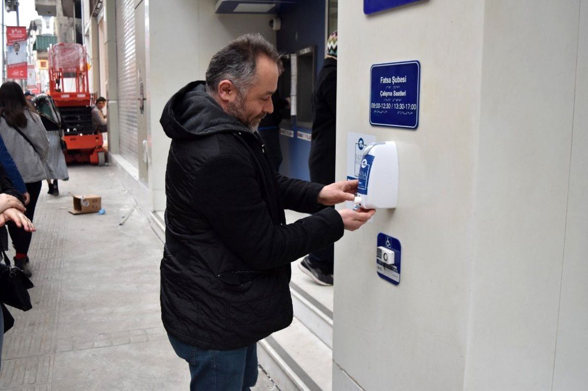 Banka şubelerine el dezenfektanları yerleştirildi