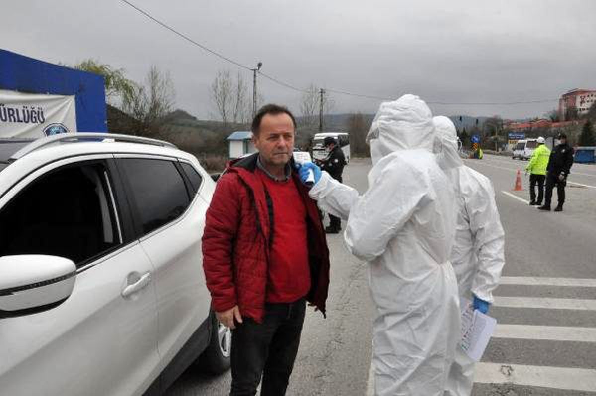 Bartın\'a gelen araçlar durduruldu, sürücü ve yolcuların ateşi ölçüldü