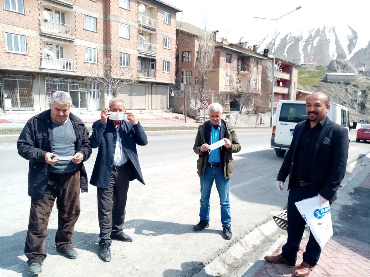 Başkan Aksaç, ücretsiz maske dağıttı