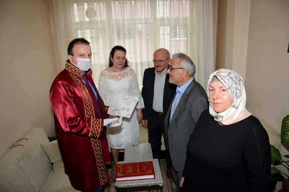 Bayrampaşa\'da bir çiftin nikahı Kovid-19 tedbirleri kapsamında evde kıyıldı
