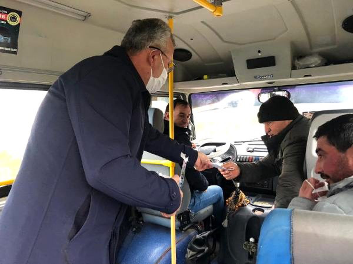 Belediye başkanı, market ve minibüste maske dağıttı