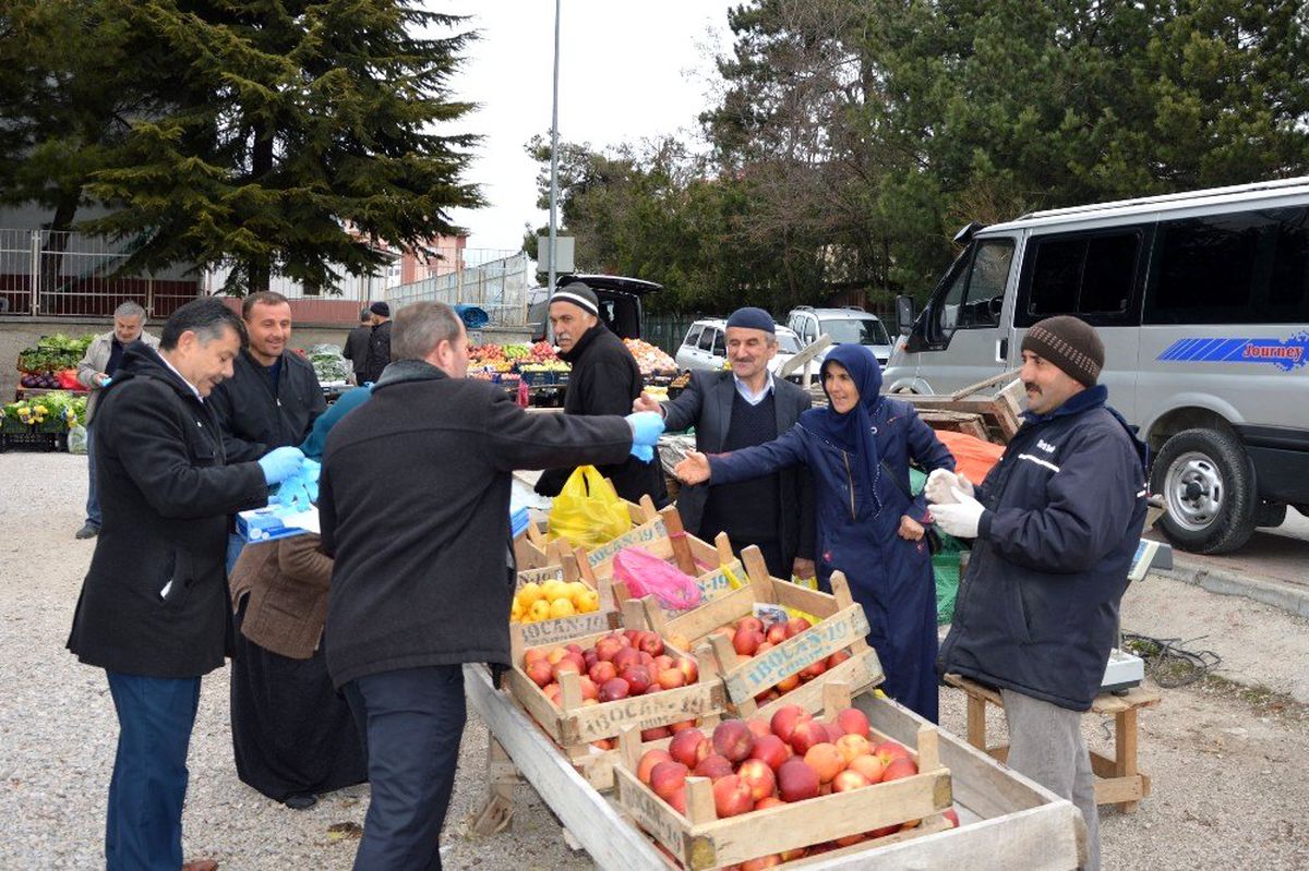 Belediye pazarda eldiven dağıttı