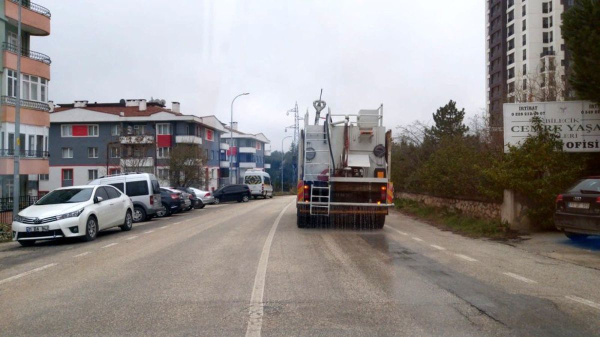 Bilecik\'te bütün mahalle dezenfektan içerikli su ile yıkanıyor