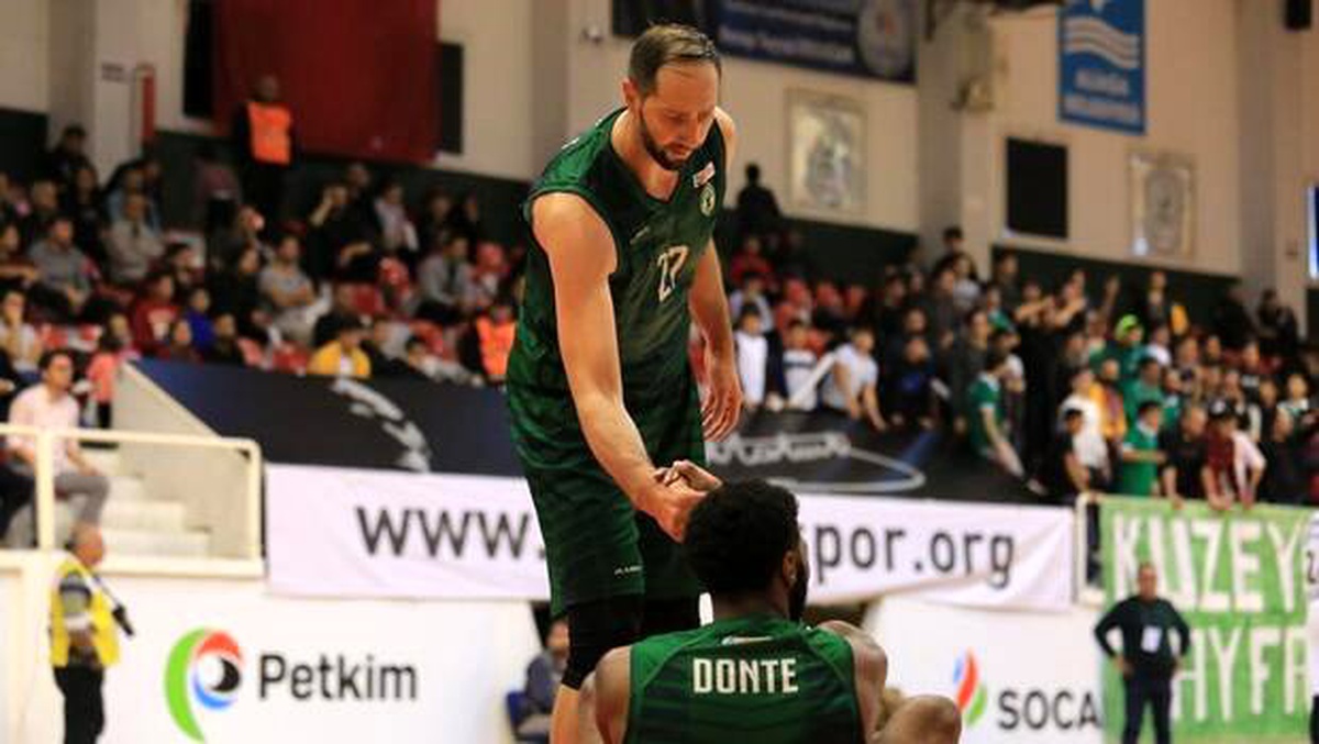 Bornova Belediyespor\'da Clark takımdan ayrıldı, Rızvic ise İzmir\'de kaldı!
