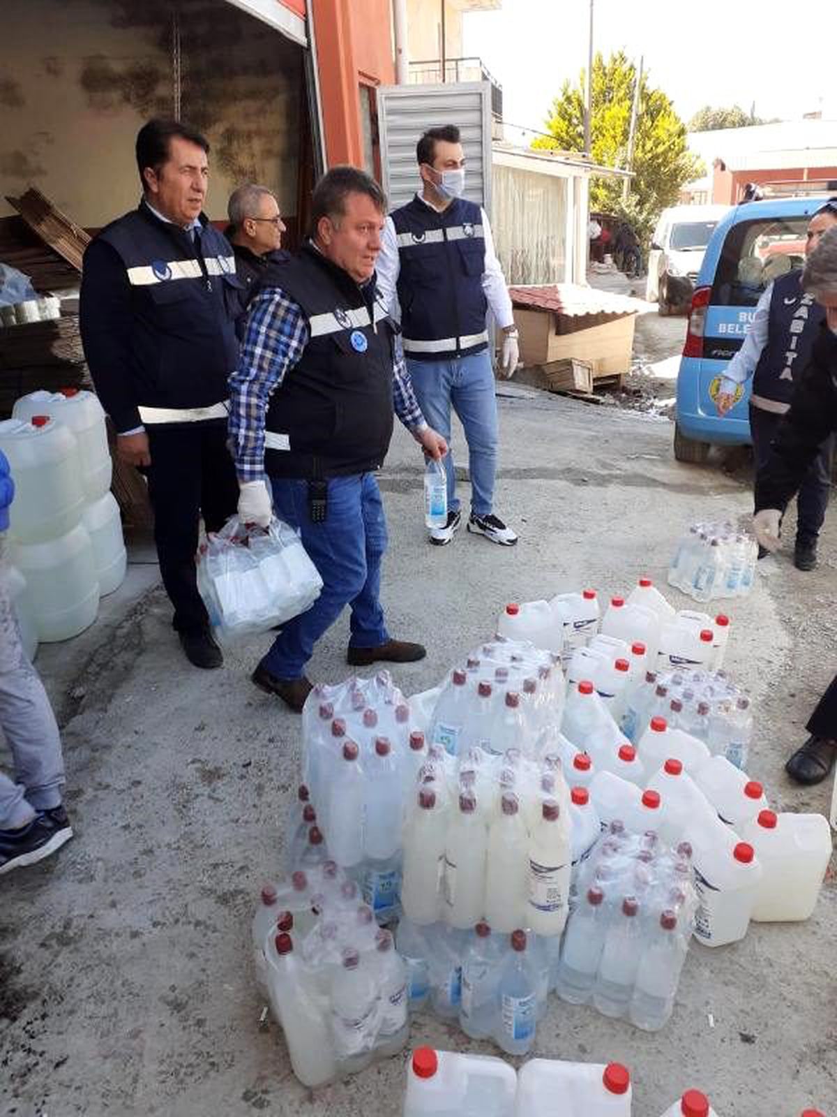 Buca\'da merdiven altı dezenfektan ve maskelere el konuldu