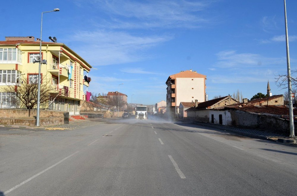Bünyan\'ın cadde ve sokakları yıkanarak dezenfekte edildi