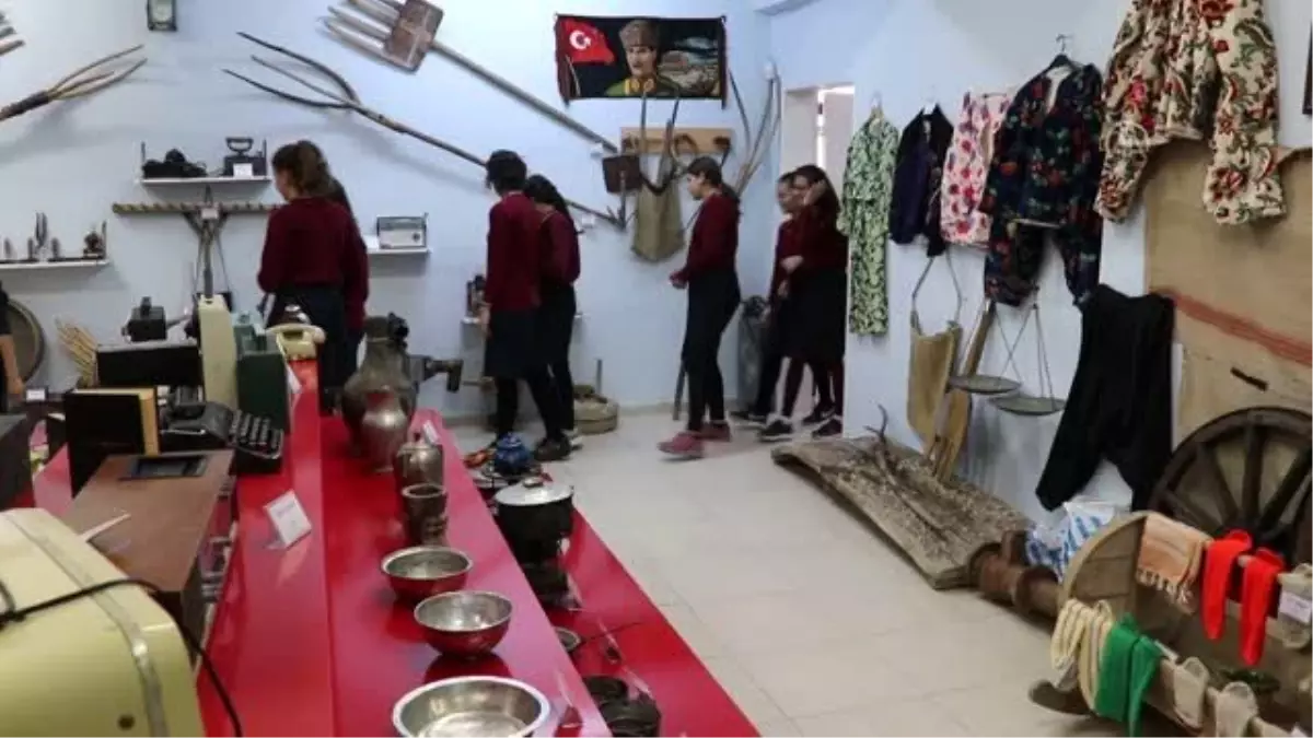 Burdurlu Şevkiye ninenin annesinin "sarı gelinliği" çocuklara ilham verecek