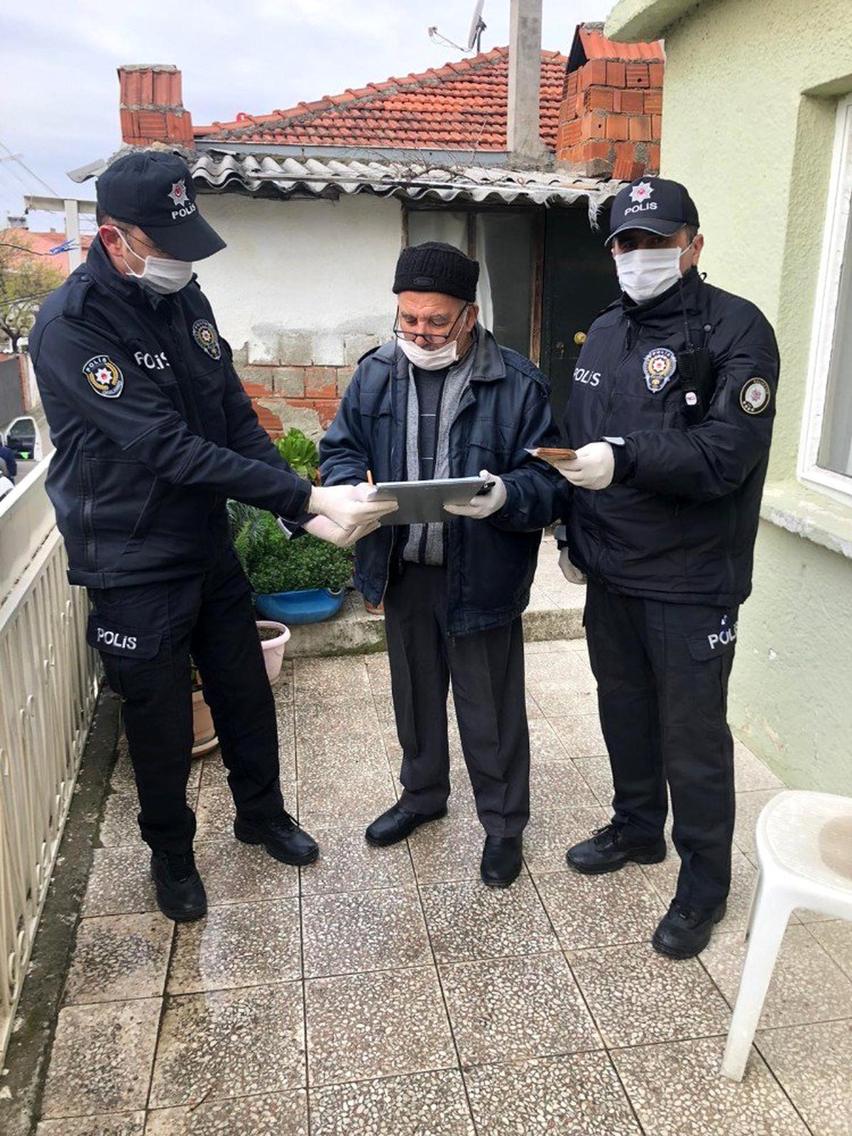 Burhaniye\'de 65 yaş üstü vatandaşların ihtiyacını polis karşılıyor