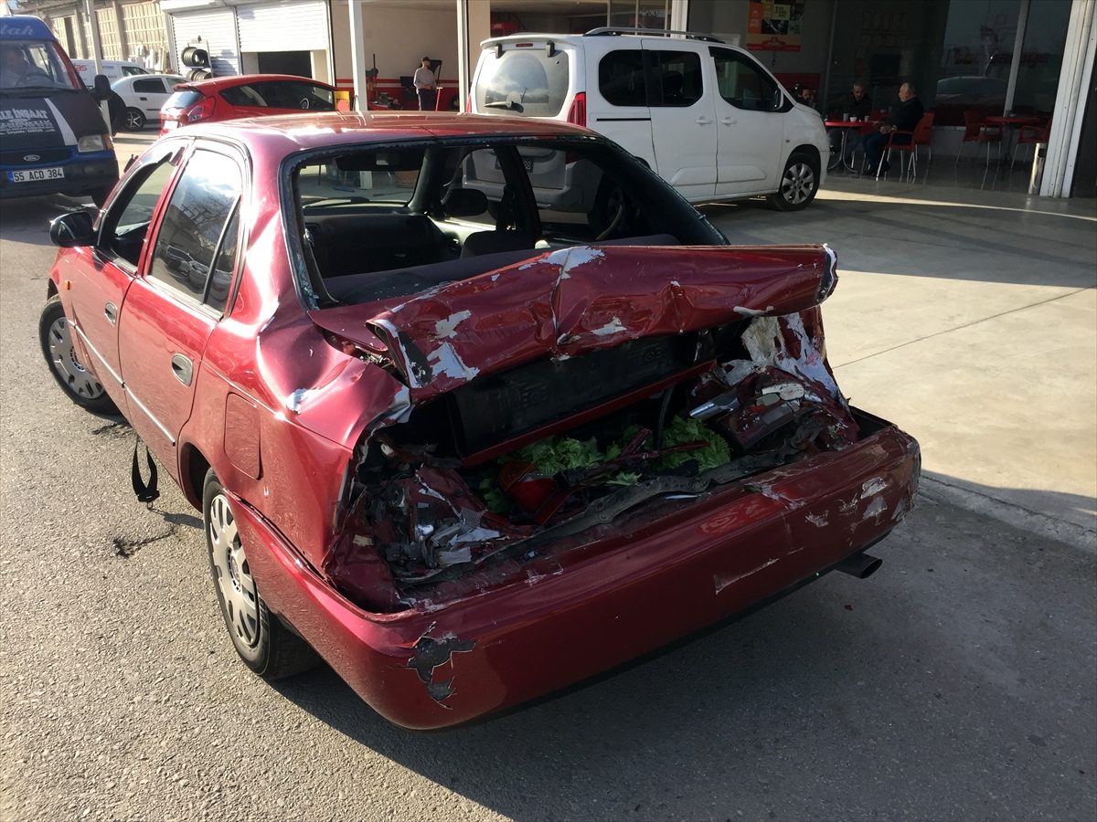 Çarşamba\'da kamyon ile otomobil çarpıştı: 1 yaralı