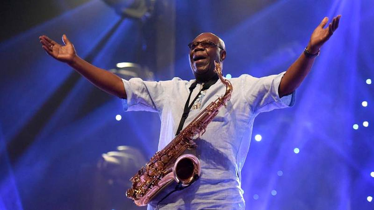Caz müziğin usta ismi Manu Dibango koronavirüsten yaşamını yitirdi