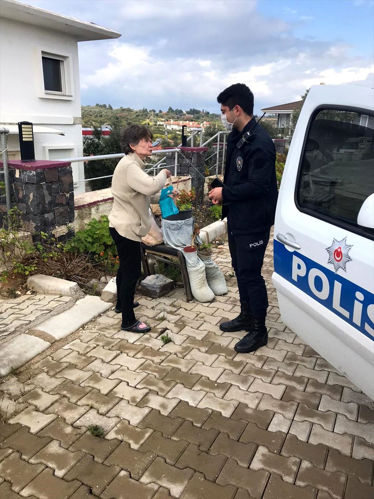 Çeşme\'de polis ekipleri yaşlı vatandaşların ihtiyaçlarını karşılıyor