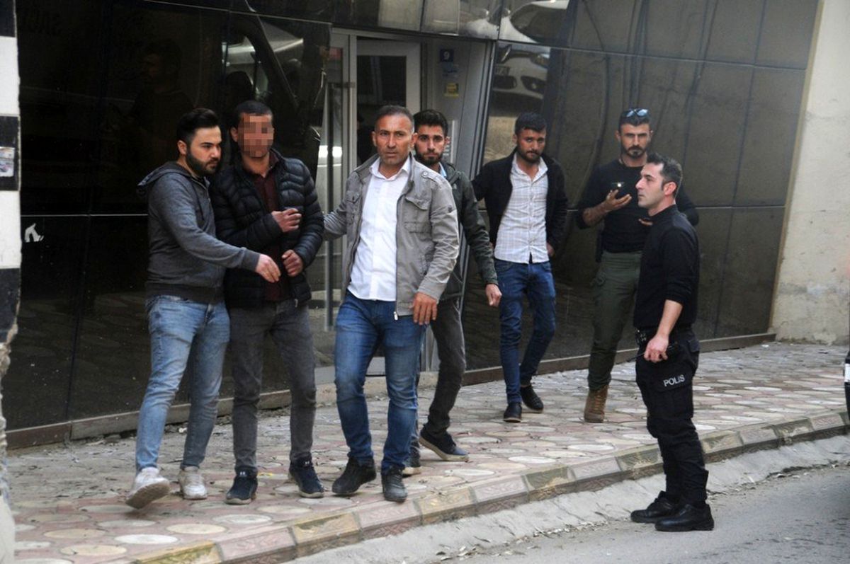 Cizre\'de intihar girişiminde bulunan genci polis ikna etti