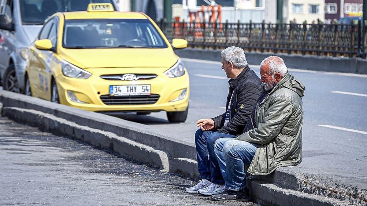 Türkiye\'de sokağa çıkma kısıtlaması kimleri kapsıyor? 65 yaş üstü doktorlar çalışabilecek mi?