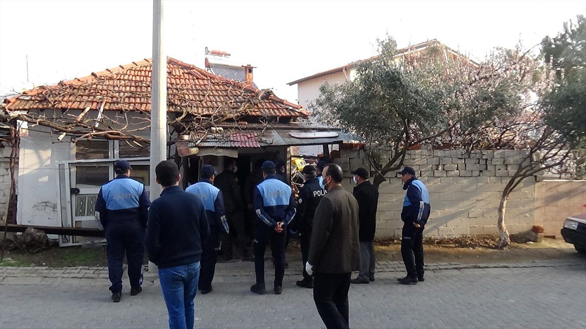 Denizli\'de bir evden 15 kamyon çöp çıktı