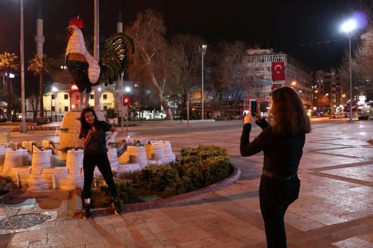 Denizli horozunu sanaldan kaldırıp, \'evde kal\' mesajı verdiler