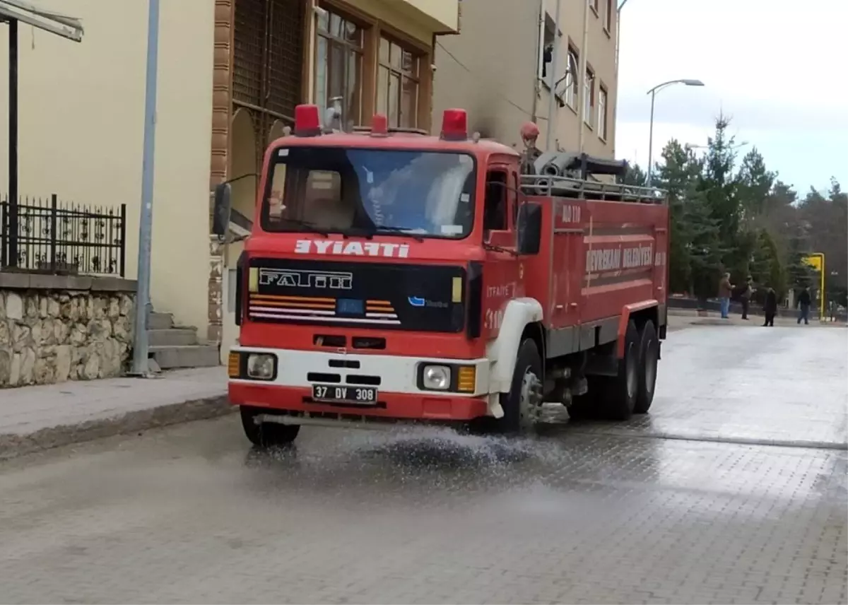 Devrekani Belediyesi, tüm cadde ve sokakları yıkadı