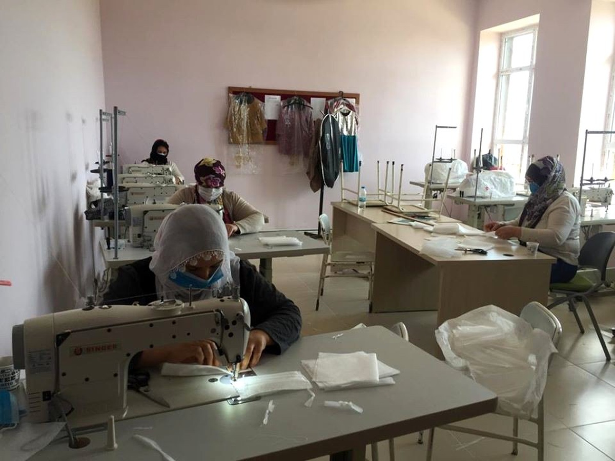 Dicle HEM\'de gönüllü kadınlar maske üretiyor