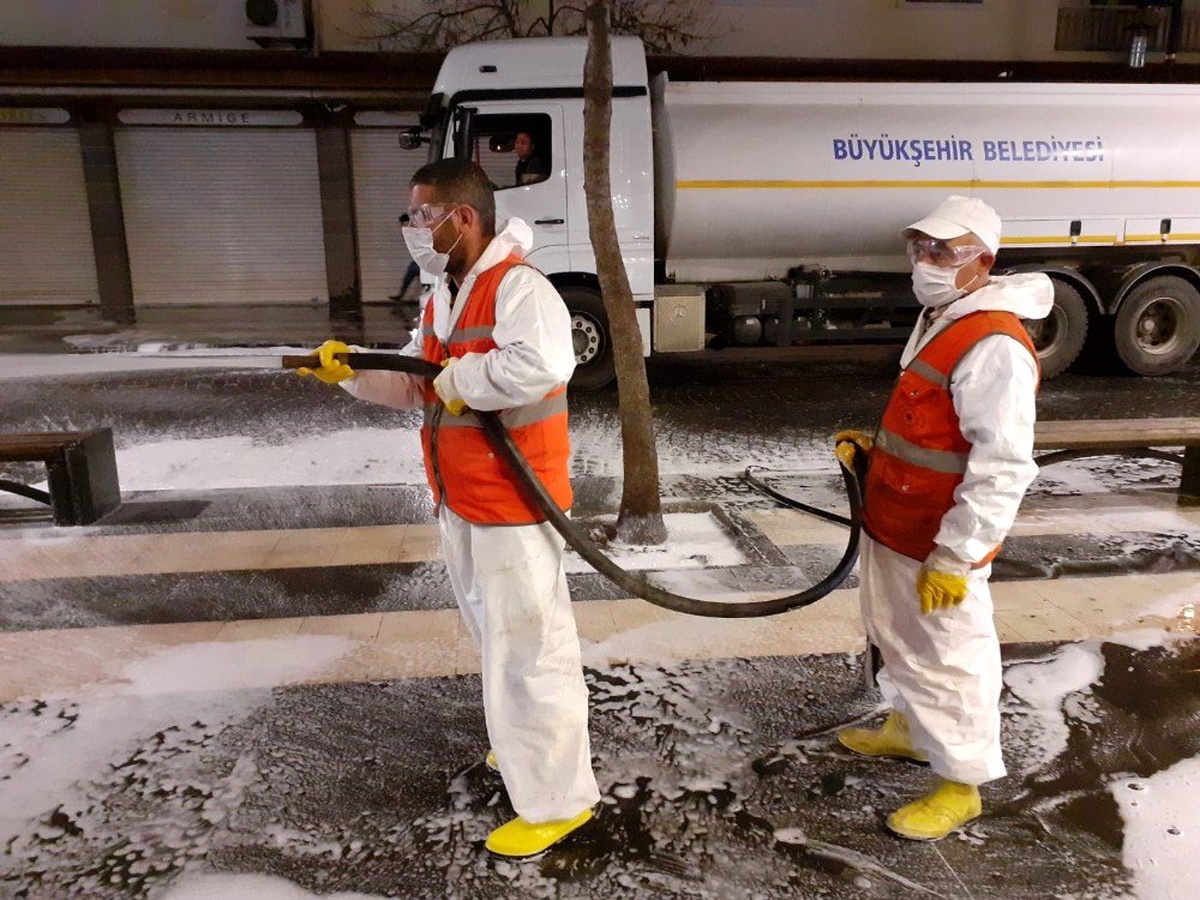 Diyarbakır Büyükşehir Belediyesi cadde ve kaldırımları tazyikli su ile yıkıyor
