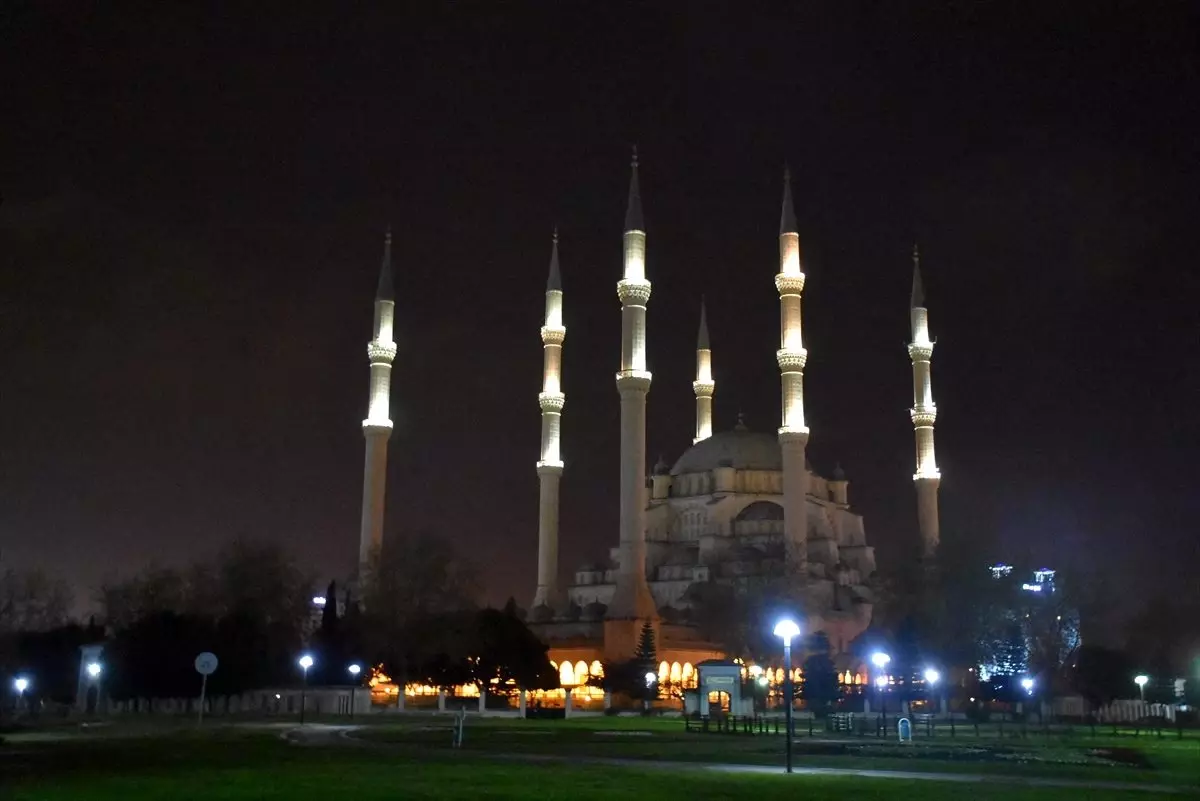 Doğu Akdeniz\'de koronavirüs salgınına karşı camilerde dua edildi