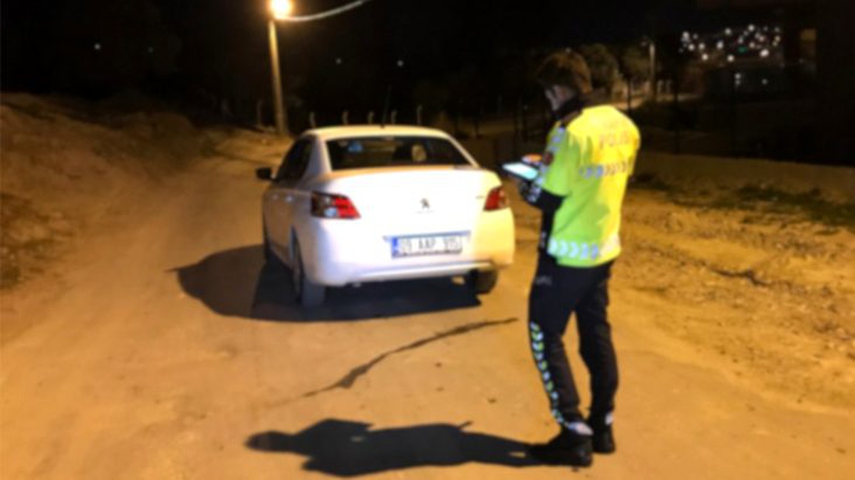 Dur ihtarına uymayan kadın sürücünün ehliyetsiz olduğu ve 2 dosyadan arandığı ortaya çıktı