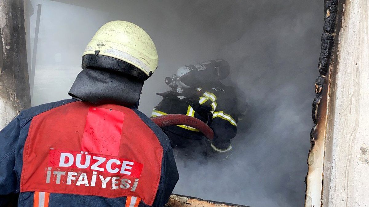 Düzce\'de iki katlı ev alev alev yandı