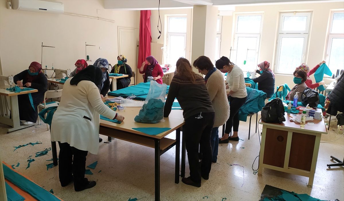 Düziçi Halk Eğitim Merkezi yıkanabilir maske üretimine başladı