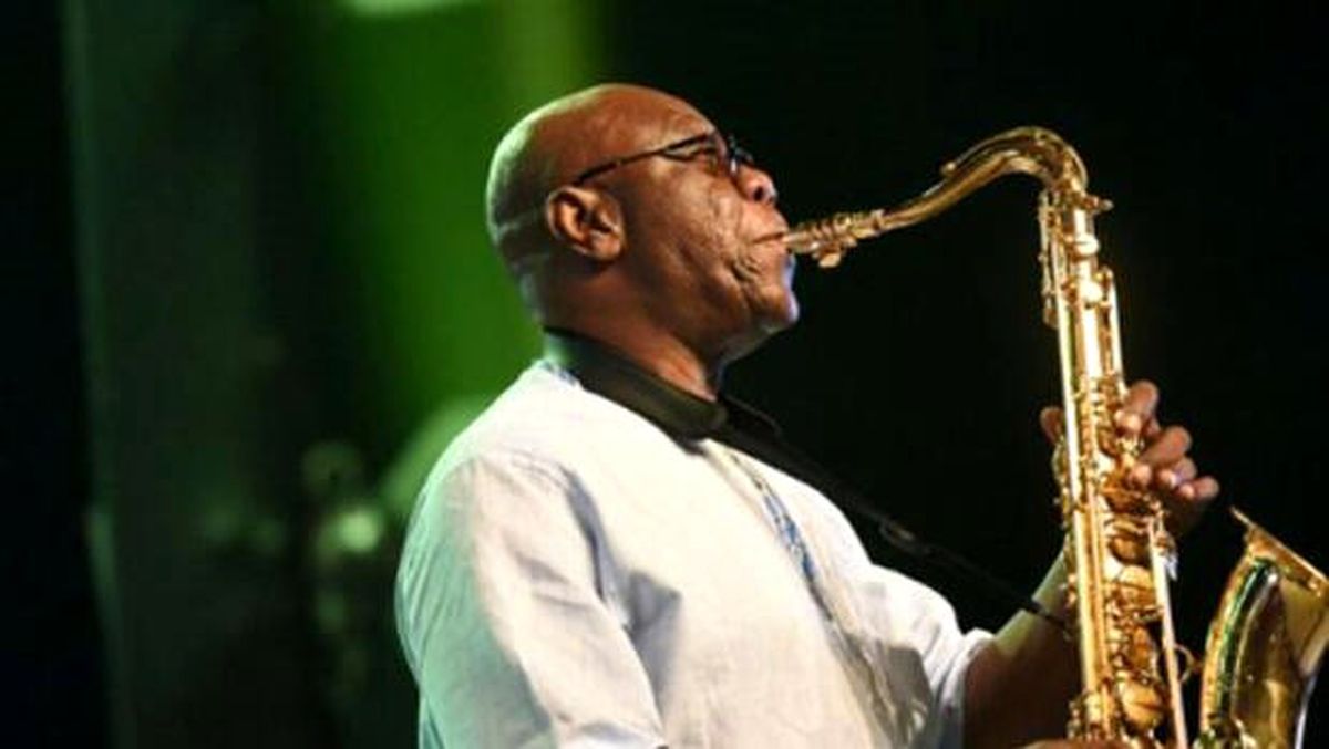 Efsane saksofon sanatçısı Emmanuel N\'Djoke Dibango, corona virüs nedeniyle hayatını kaybetti