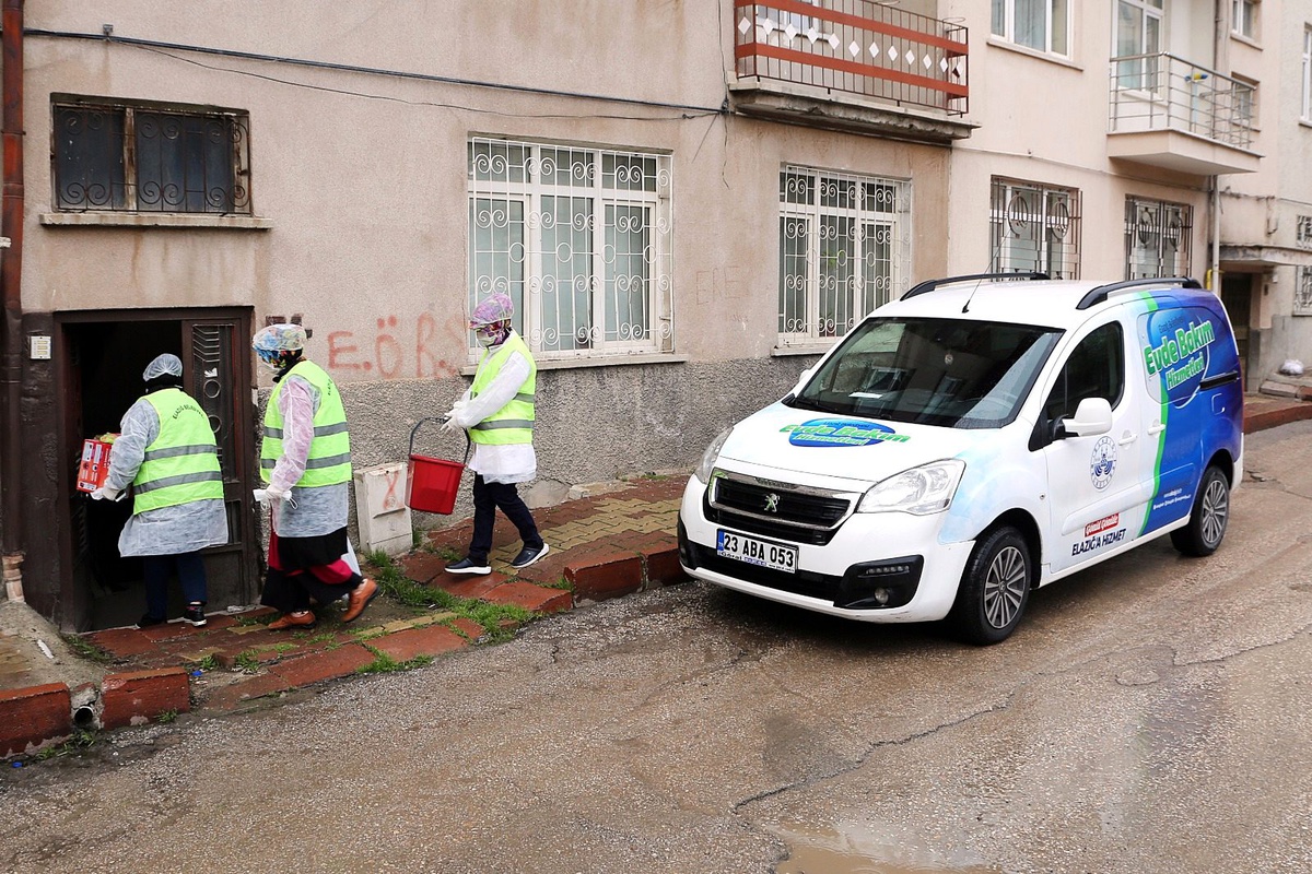 Elazığ Belediyesi\'nden yaşlı ve kimsesiz vatandaşlara evde temizlik hizmeti