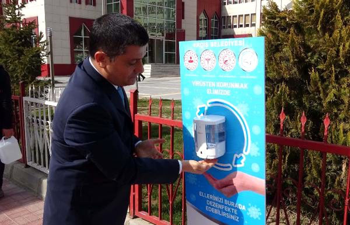 Erciş\'te, caddelere sensörlü el dezenfektanı konuldu