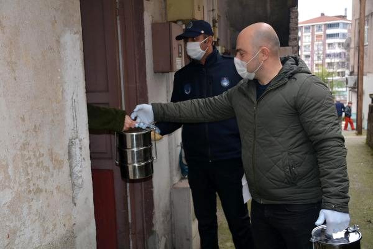 Ereğli\'de sokağa çıkamayan ve iş yerleri kapananlara sıcak yemek servisi