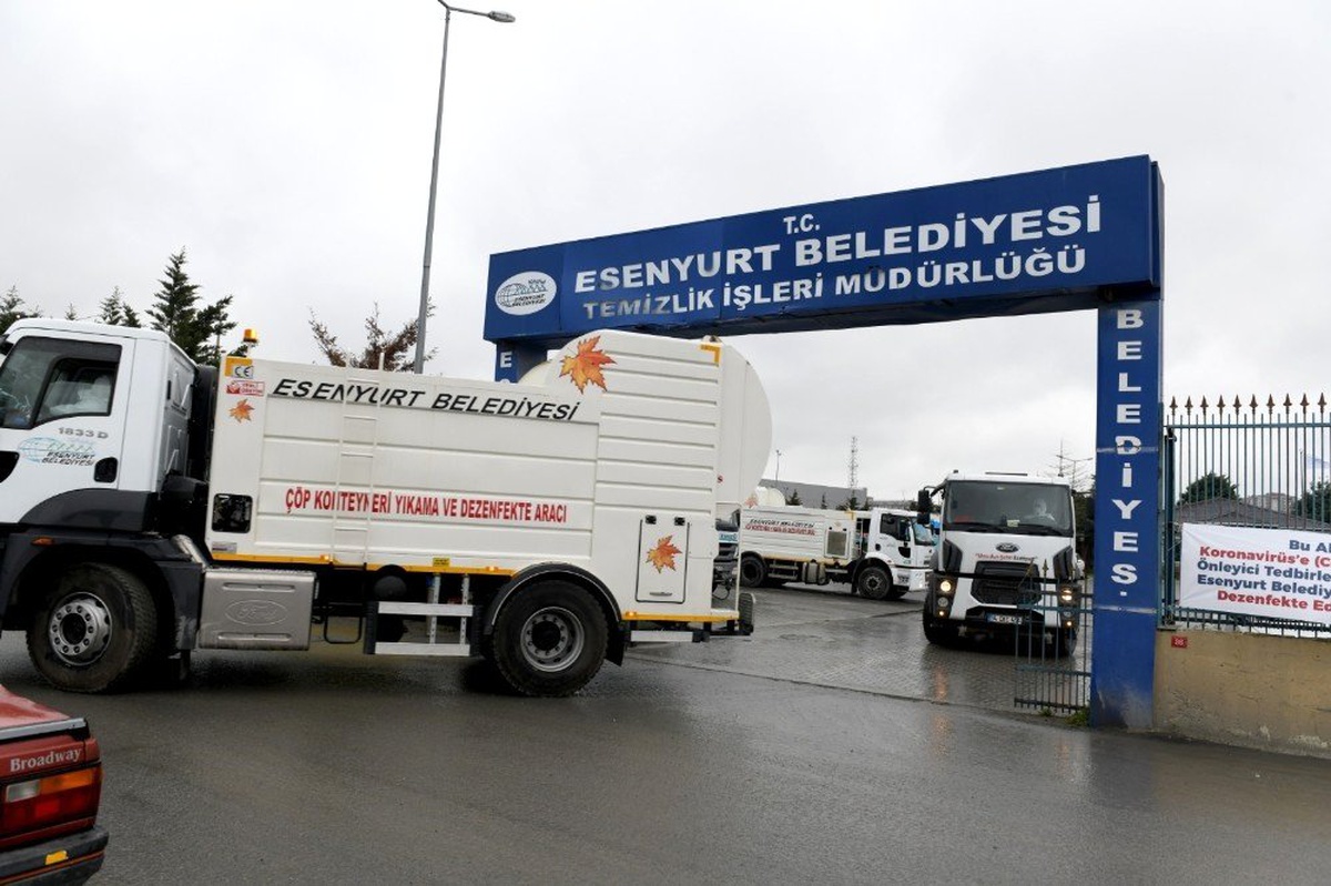 Esenyurt\'ta cadde ve sokaklar korona virüse karşı yıkanıyor
