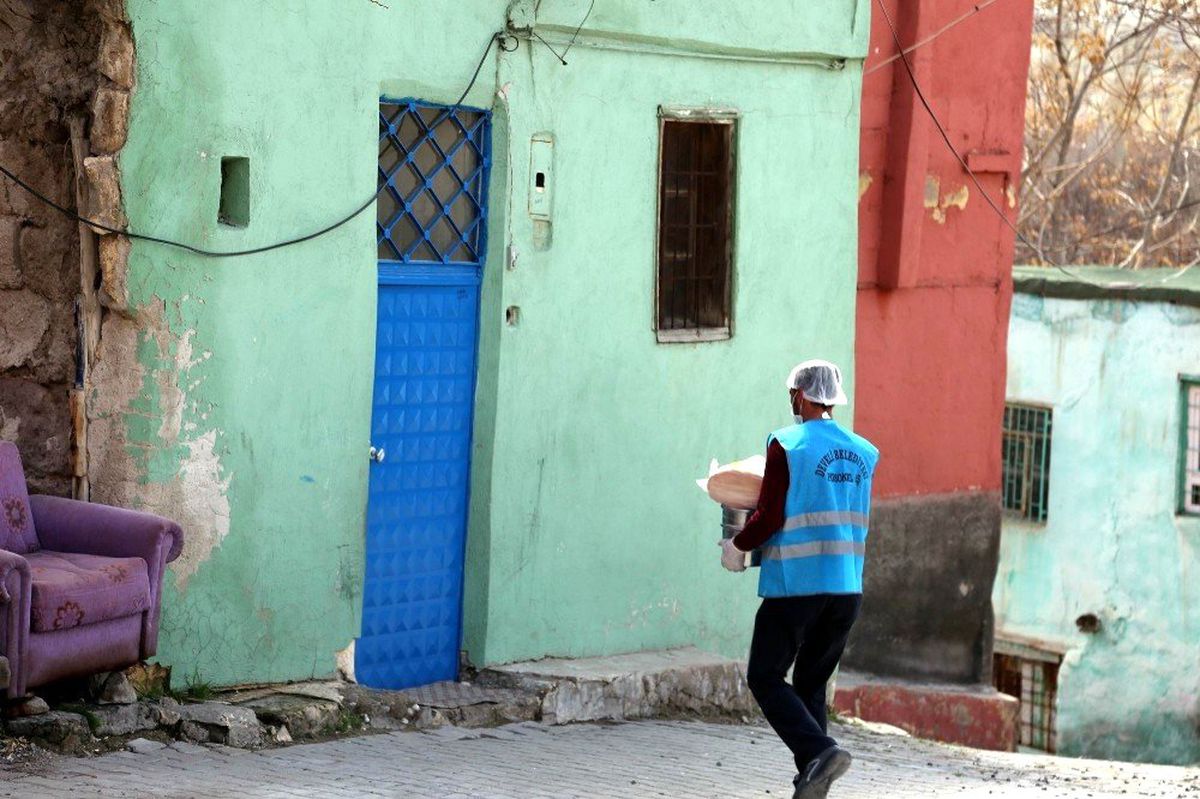 Evde kalan yaşlılara Develi Belediyesi\'nden yemek desteği