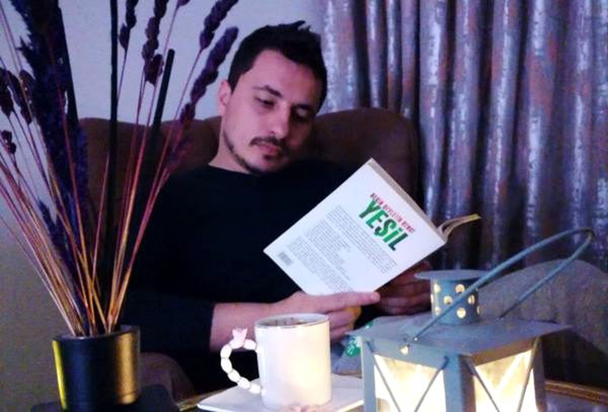 Evde kalıp, kitap okuyarak meydan okuyorlar