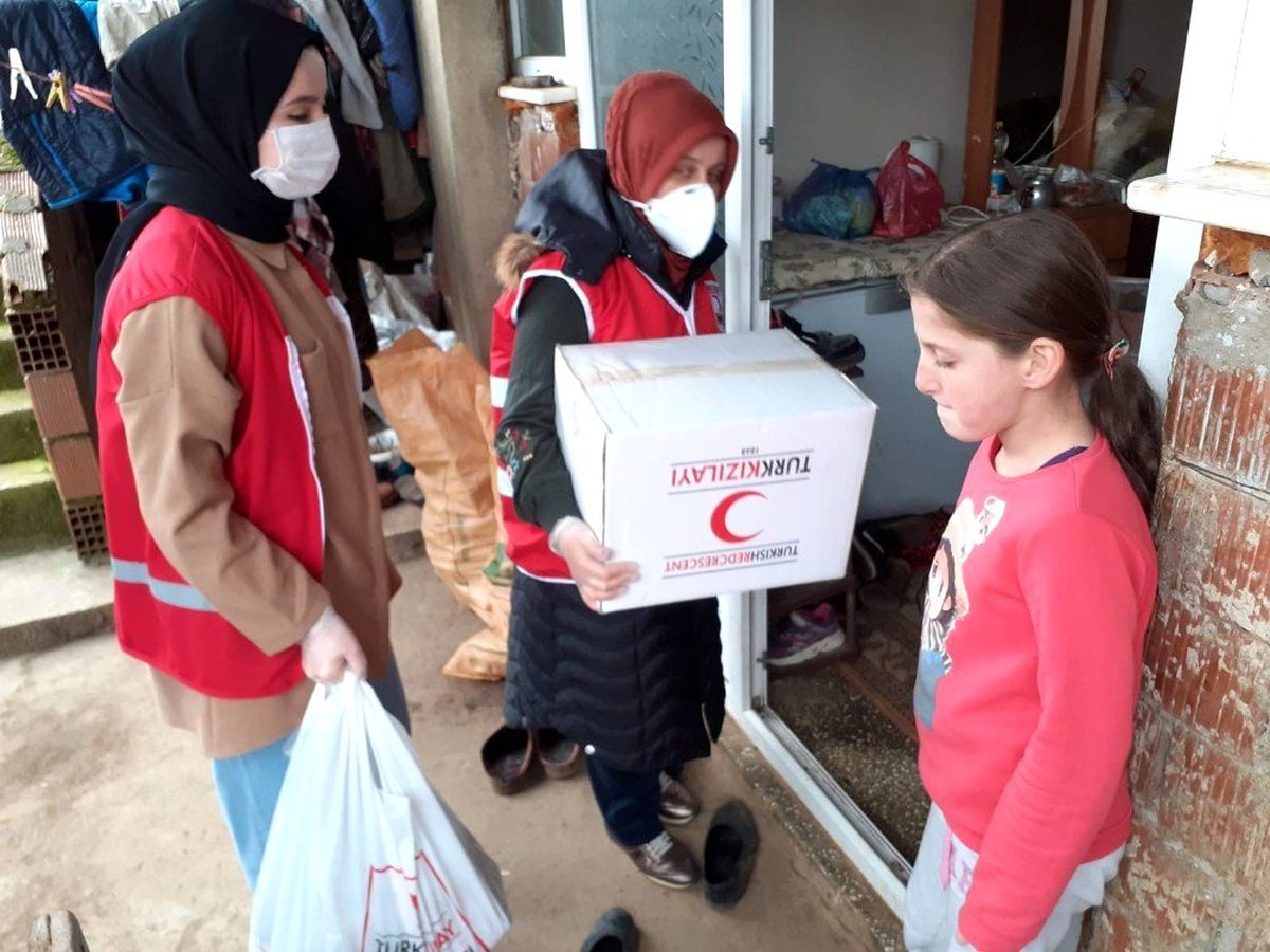 Evden çıkamayan 65 yaş üzeri yaşlılara Kaymakamlık ve Kızılay desteği