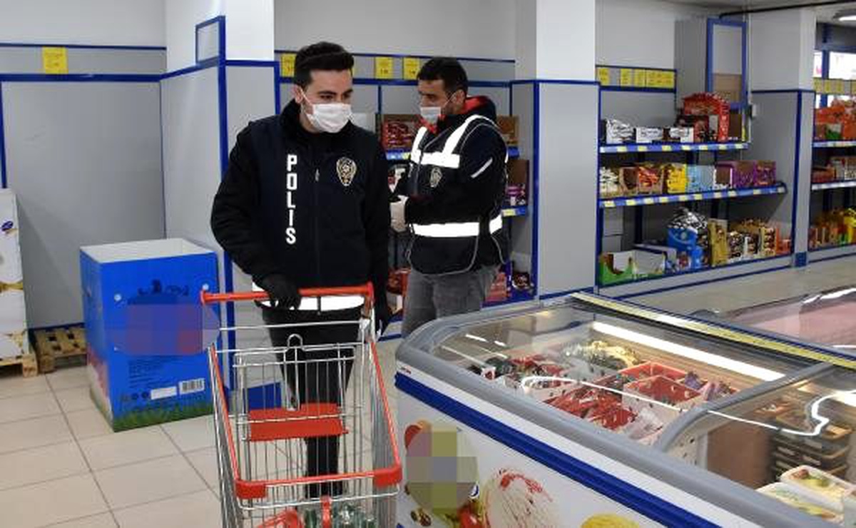 Evden çıkamayan vatandaşın market alışverişini polis yaptı