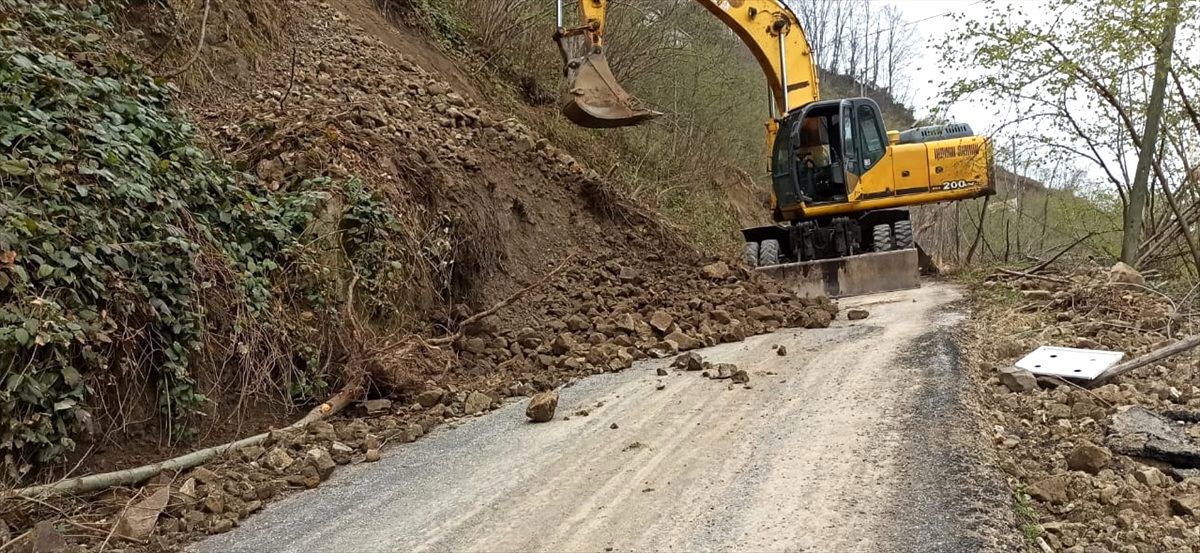 Giresun\'da toprak kaymalarının gerçekleştiği yollar temizleniyor