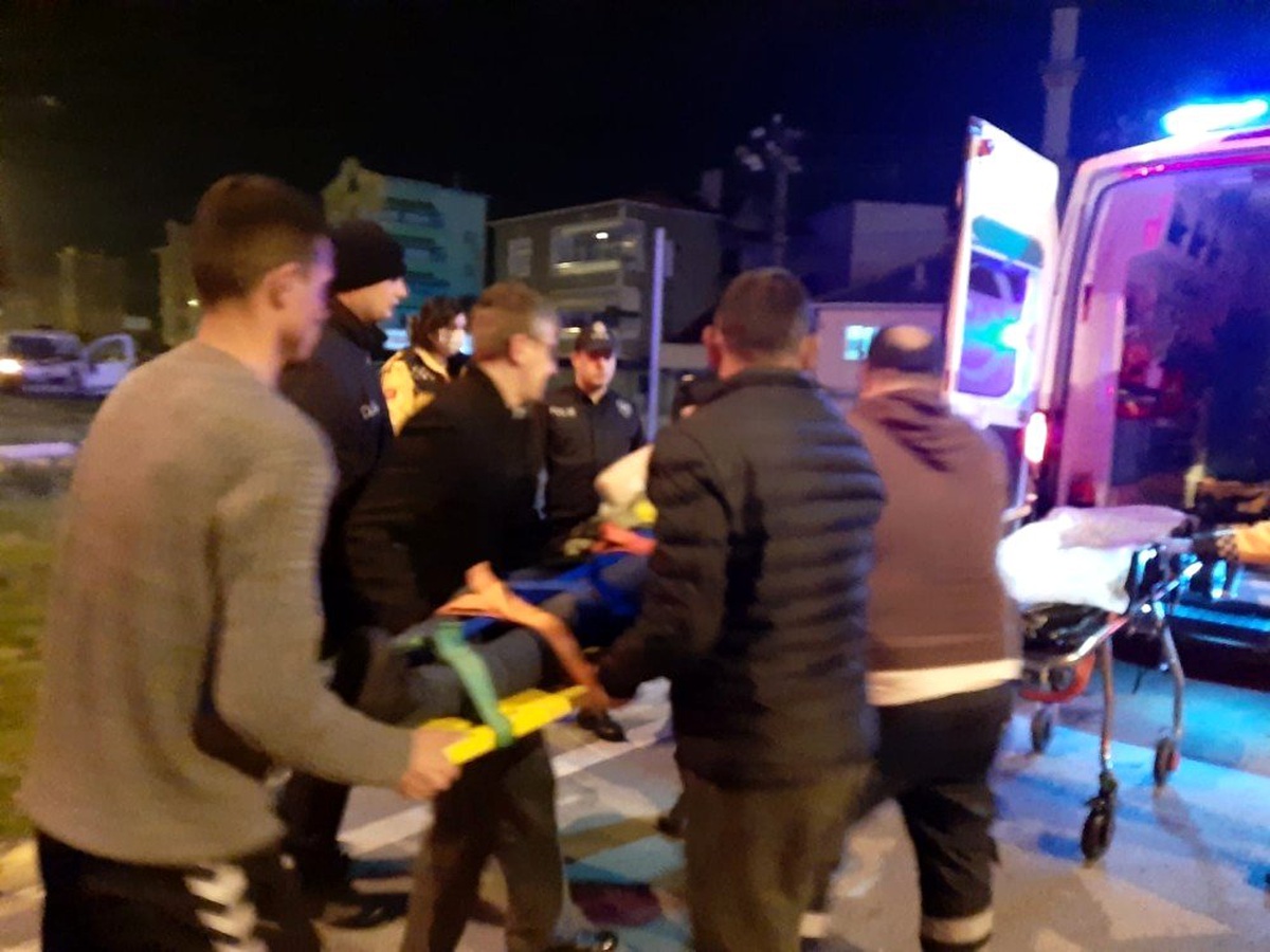 Hafif ticari araç aydınlatma direğine çarptı: 1\'i ağır, 2 yaralı