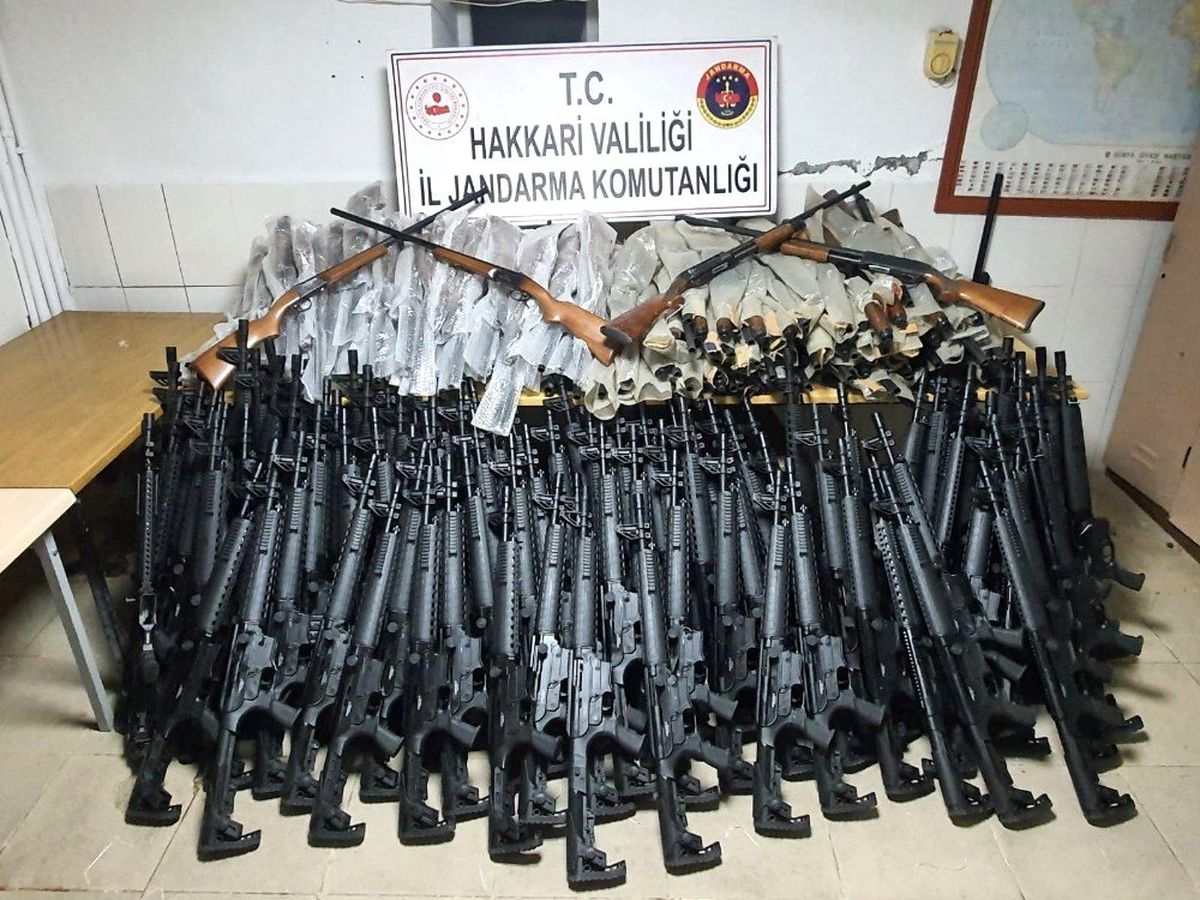 Hakkari\'de 1 kilo 300 gram eroin ile 26 adet av tüfeği ele geçirildi