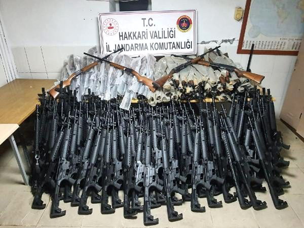 Hakkari\'de yol kontrollerinde 226 adet av tüfeği ele geçirildi