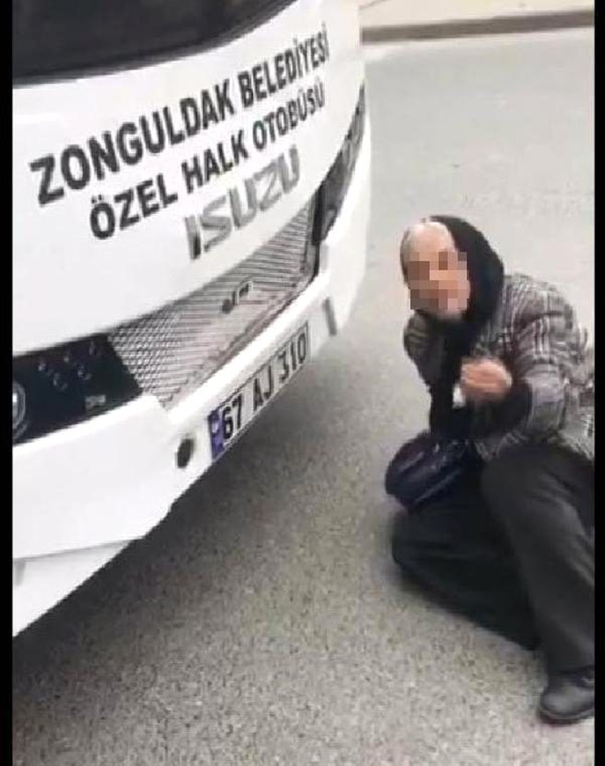 Halk otobüsüne alınmayan yaşlı kadının videosunu çeken 2 kişi adliyede