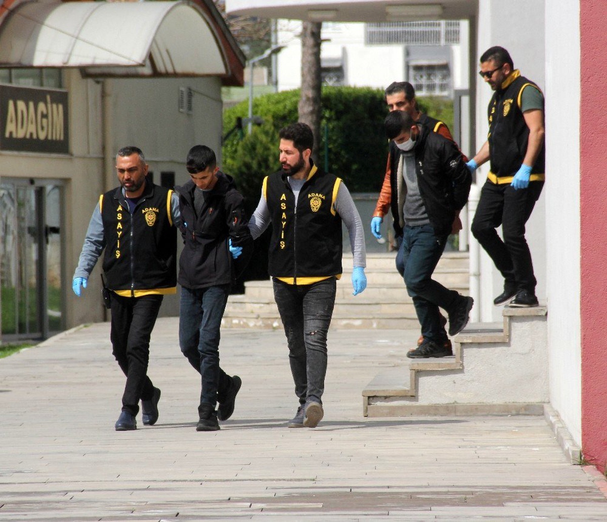 Hayat kadınlarına bin lira kaptırınca otel görevlisini gasp ettiler