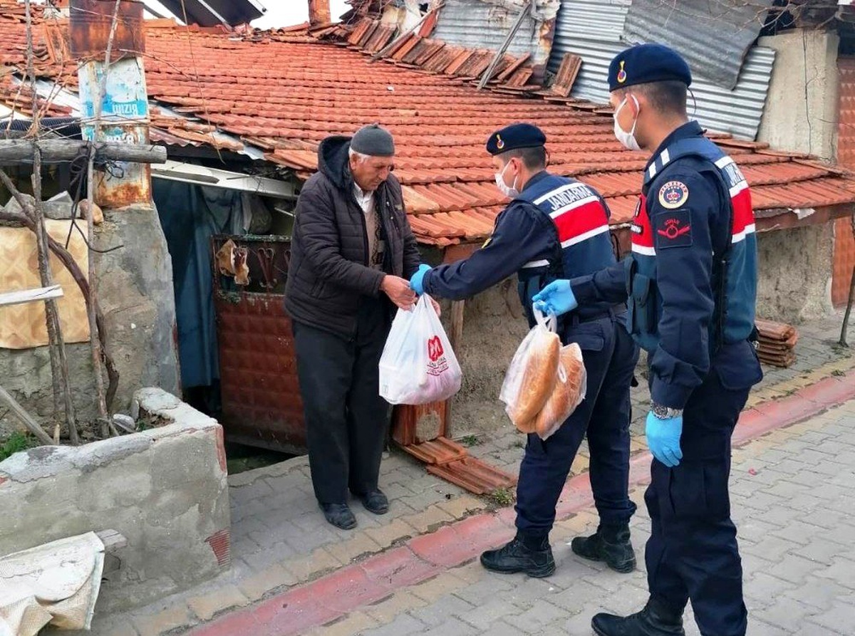 Hisarcık\'ta 65 yaş üzeri köylülerin alışverişini Jandarma yapıyor