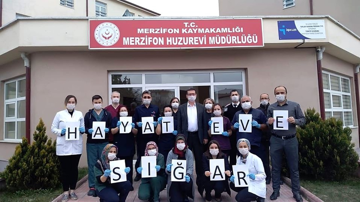 Huzurevi personellerinden "hayat eve sığar" çağrısı