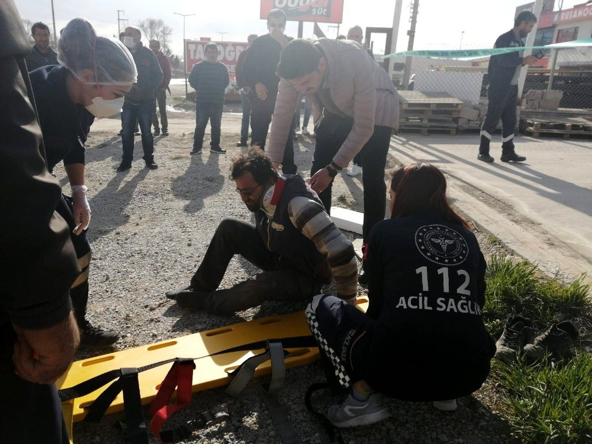 İşçilerin taşıdığı demir, elektrik tellerine temas etti: 3 yaralı