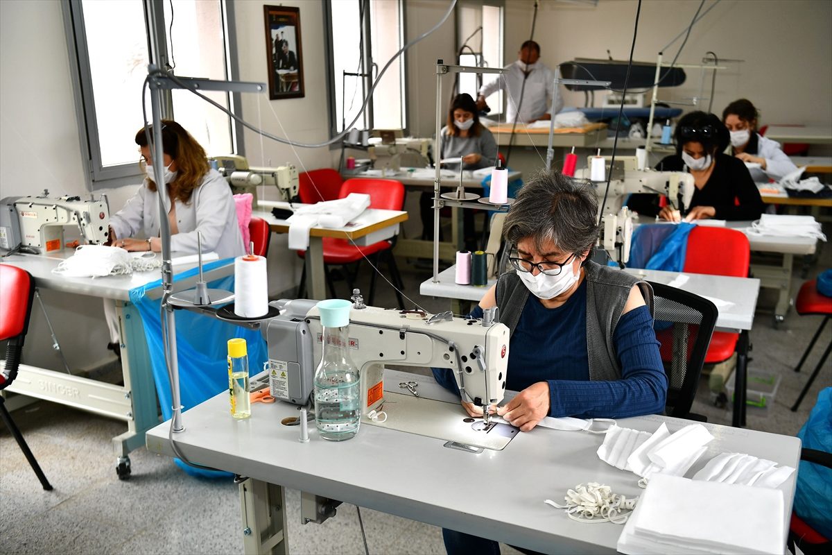 İzmir\'de belediyenin meslek fabrikasında maske üretimine başlandı