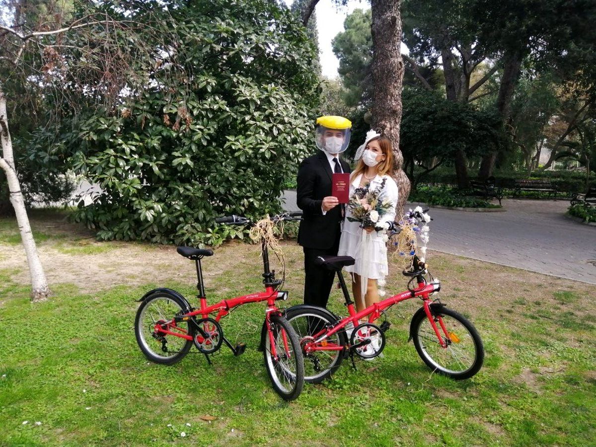 İzmir\'de maskeli ve sosyal mesafeli nikah