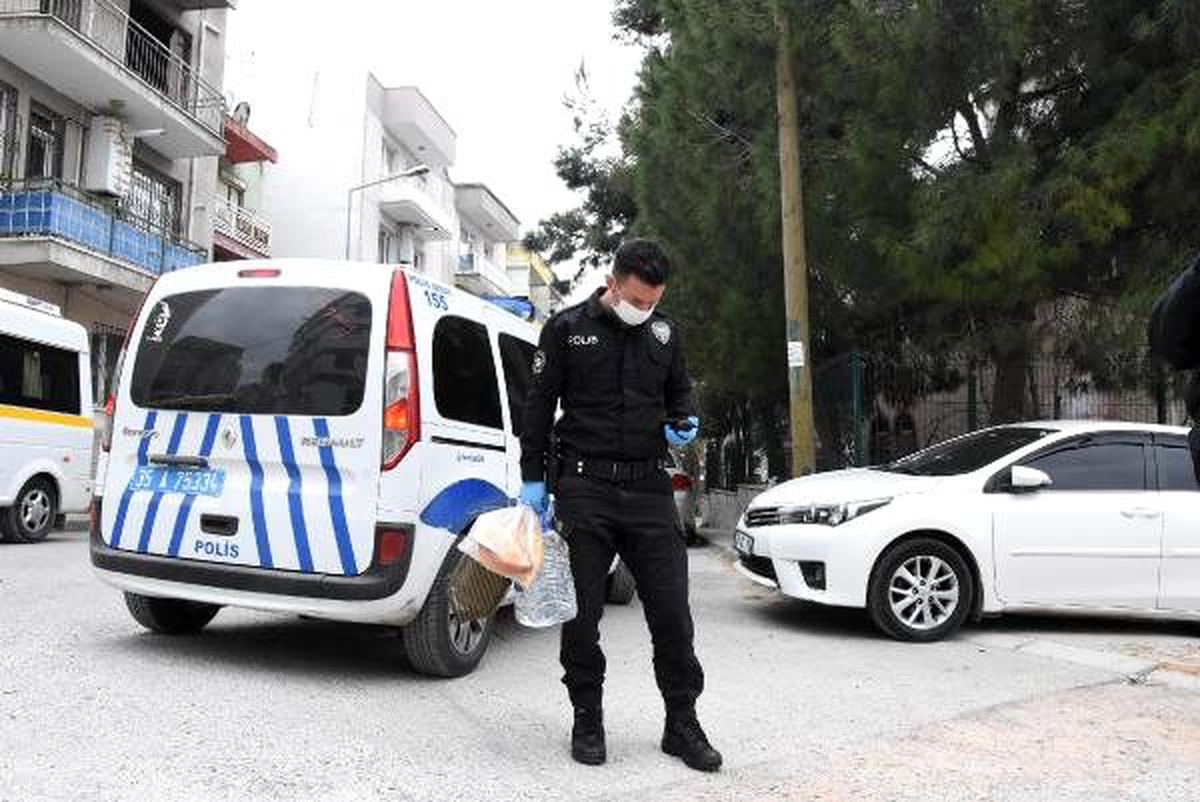 İzmir\'de sokağa çıkamayanların yardımına polisler koşuyor