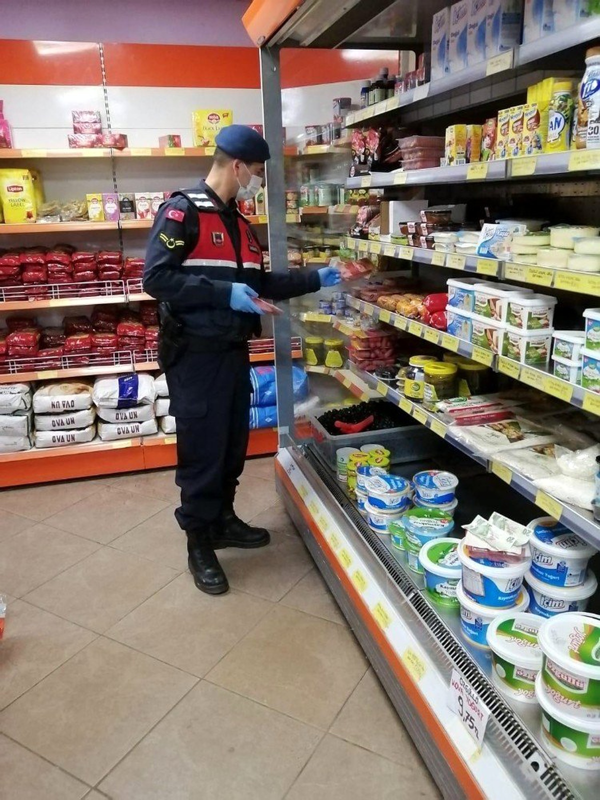Jandarma ekipleri yaşlılarının ihtiyaçlarını karşılıyor
